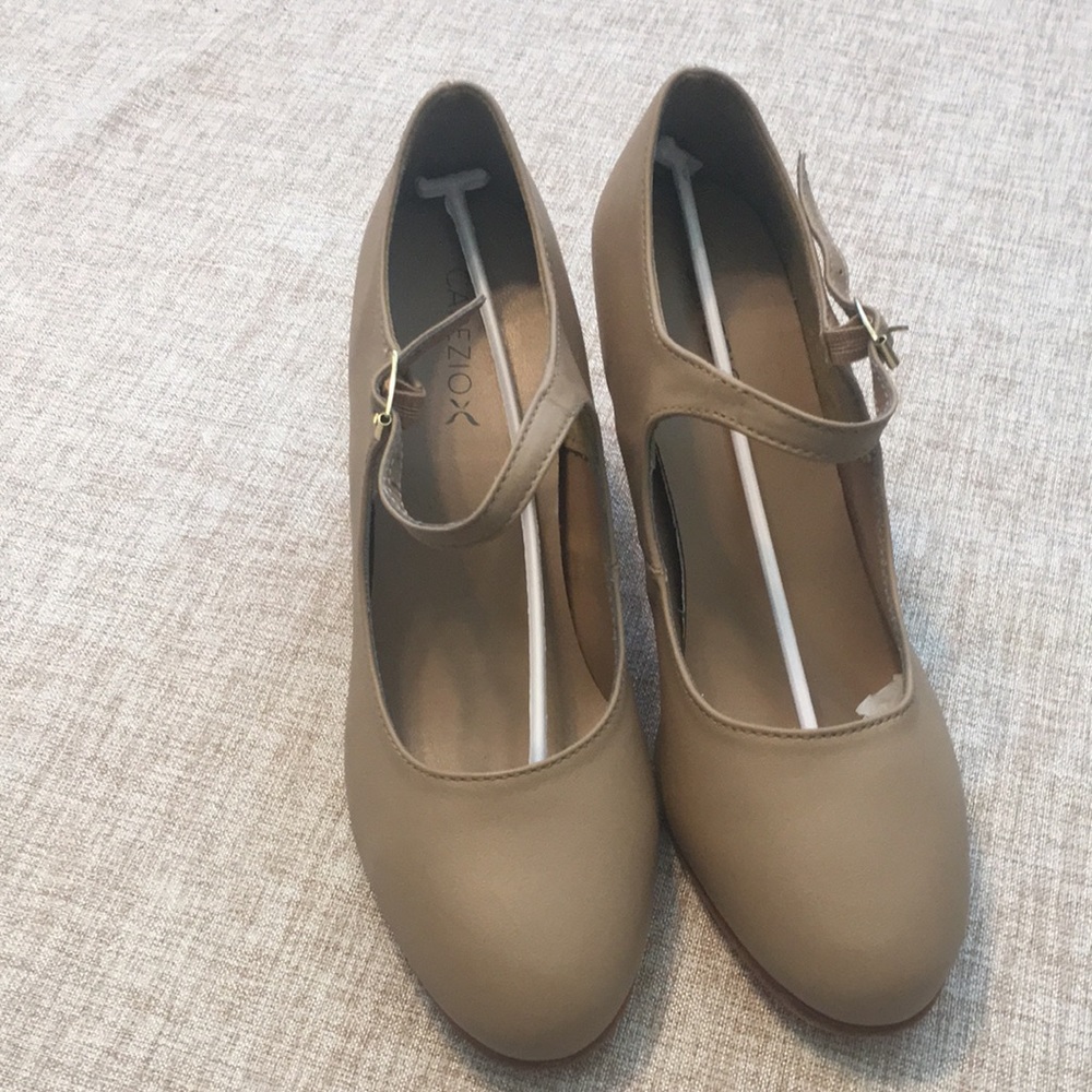 Capezio Adult Jr.footlight 1.5 heel character shoes
